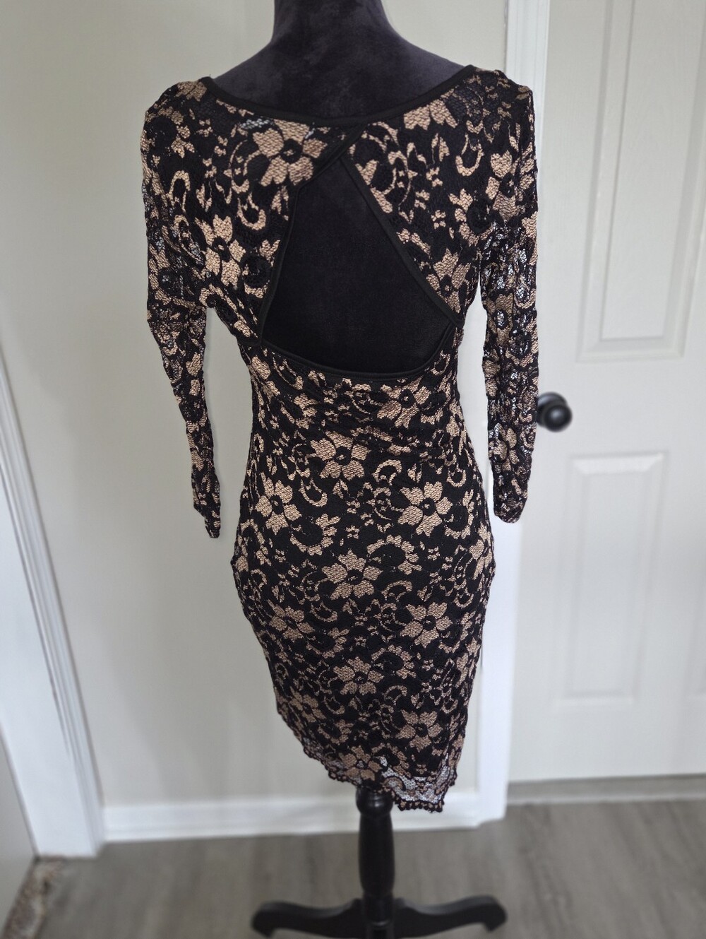 Black & Nude Floral Lace Open-Back Bodycon Dress - Picture 4 of 5